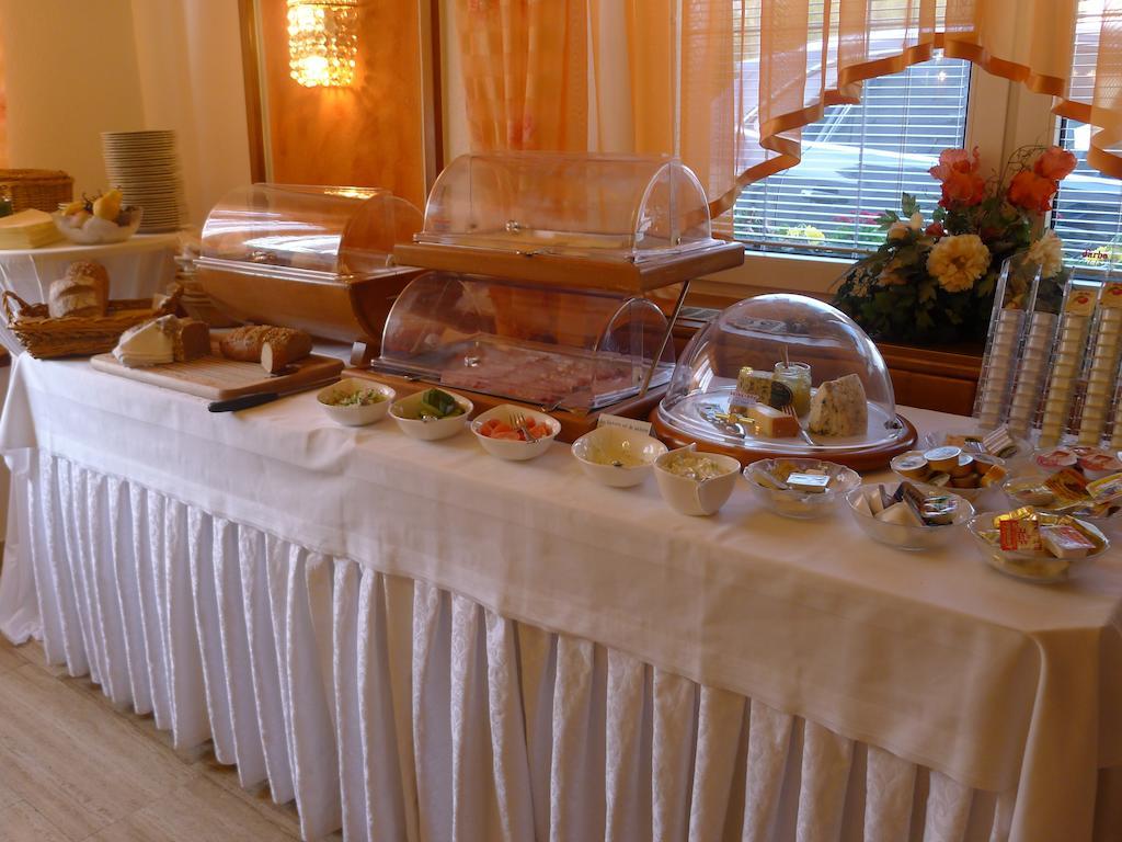 Hotel Restaurant Boeck "Roter Hahn" ザンクト・ペルテン エクステリア 写真