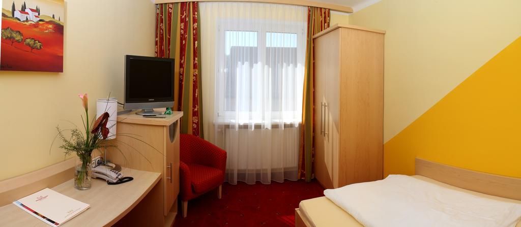 Hotel Restaurant Boeck "Roter Hahn" ザンクト・ペルテン エクステリア 写真