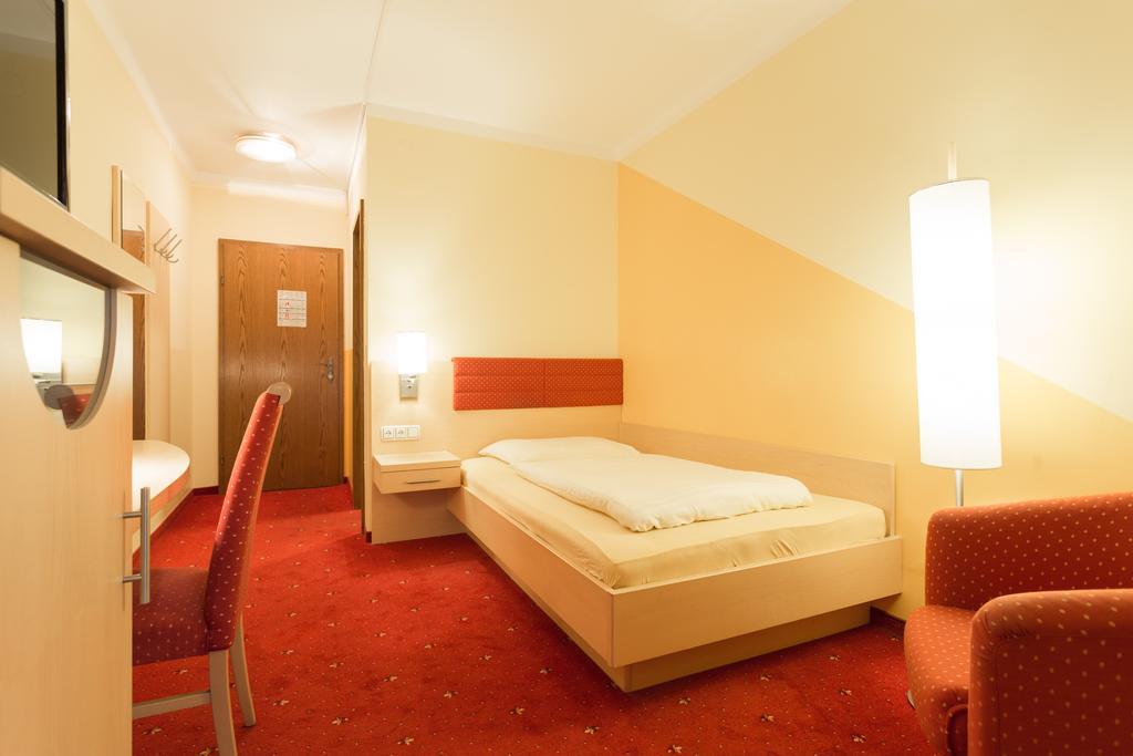 Hotel Restaurant Boeck "Roter Hahn" ザンクト・ペルテン エクステリア 写真