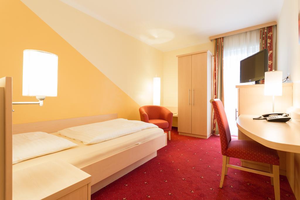 Hotel Restaurant Boeck "Roter Hahn" ザンクト・ペルテン エクステリア 写真
