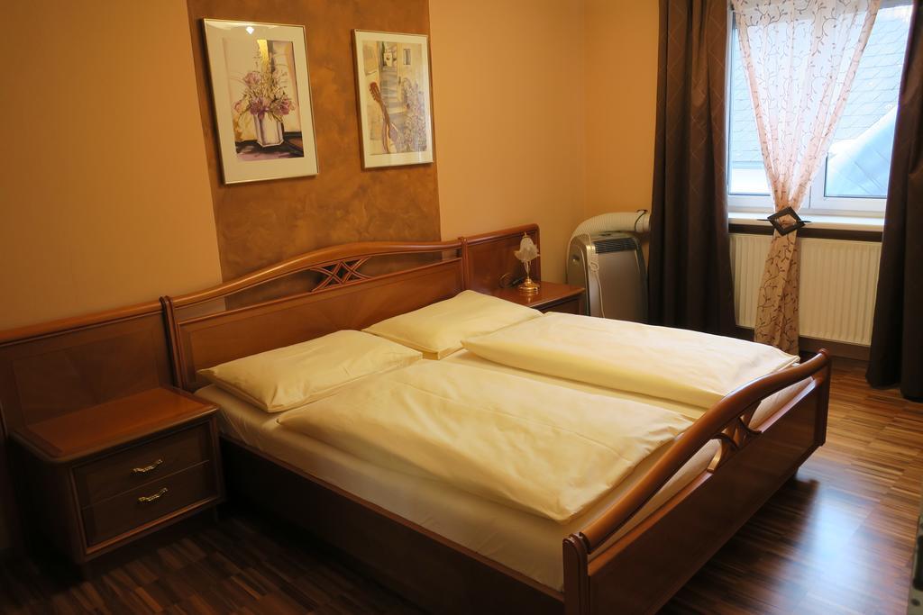 Hotel Restaurant Boeck "Roter Hahn" ザンクト・ペルテン エクステリア 写真